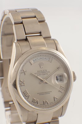 Lot 1446 - A GENTLEMAN’S 18CT WHITE GOLD ROLEX DAY DATE WRIST WATCH