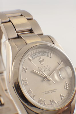 Lot 1446 - A GENTLEMAN’S 18CT WHITE GOLD ROLEX DAY DATE WRIST WATCH