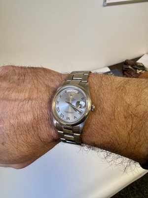 Lot 1446 - A GENTLEMAN’S 18CT WHITE GOLD ROLEX DAY DATE WRIST WATCH