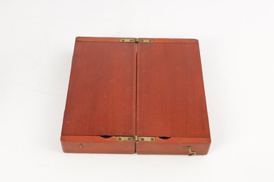 Lot 932 - A LATE 19TH / EARLY 20TH CENTURY JACQUES TYPE MAHOGANY TRAVELLING CHESS SET
