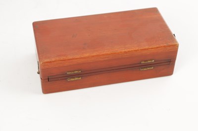 Lot 932 - A LATE 19TH / EARLY 20TH CENTURY JACQUES TYPE MAHOGANY TRAVELLING CHESS SET