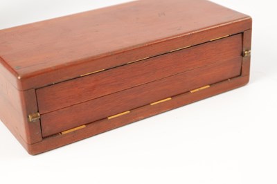 Lot 932 - A LATE 19TH / EARLY 20TH CENTURY JACQUES TYPE MAHOGANY TRAVELLING CHESS SET