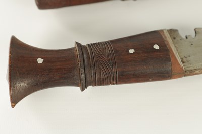 Lot 663 - A 19TH CENTURY NEPALESE MACHETTI WITH LEAF ENGRAVED STEEL BLADE AND RIVETED ROSEWOOD HANDLE