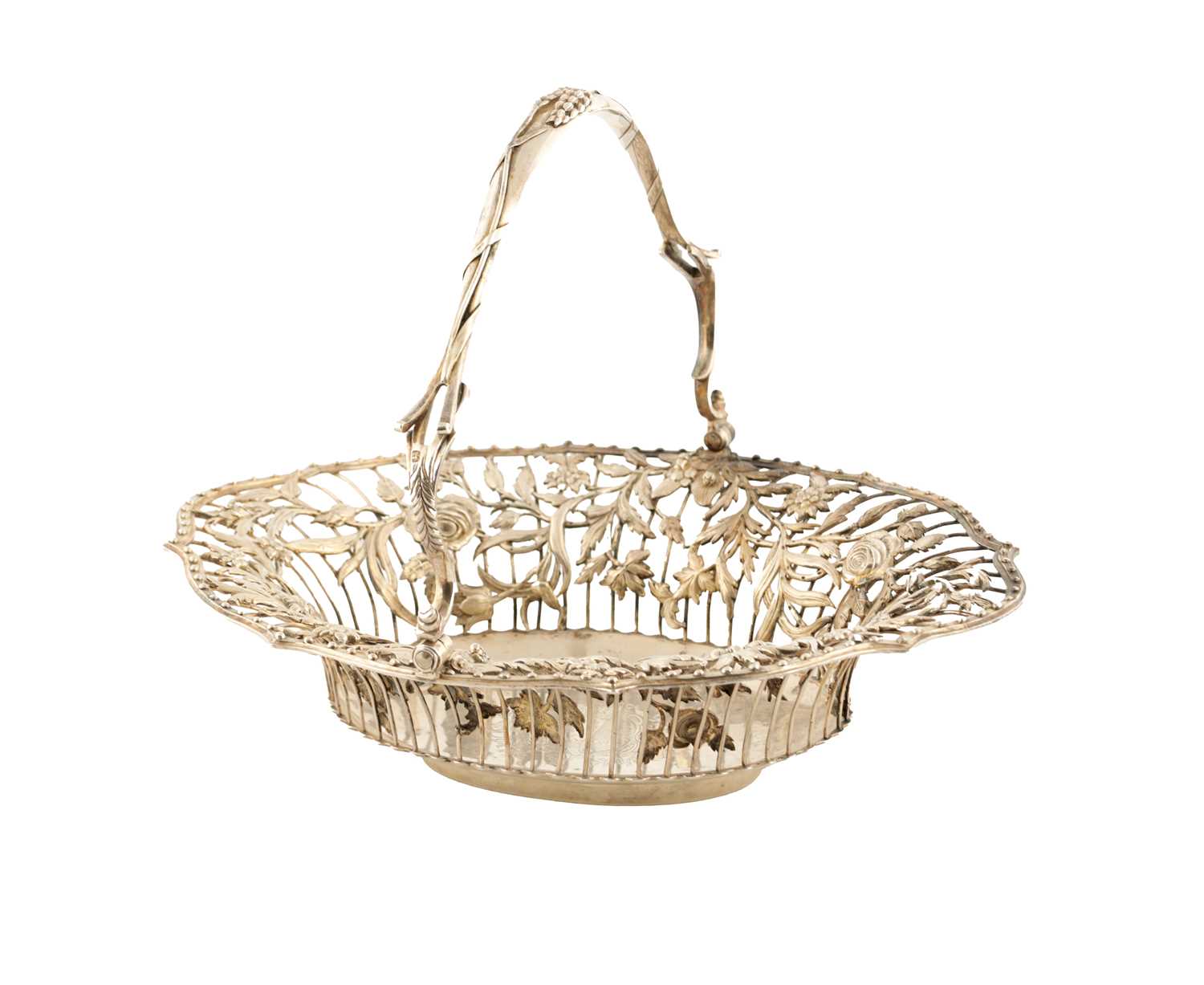 Lot 368 - A GEORGE III SILVER FRUIT BASKET