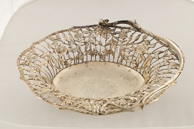 Lot 368 - A GEORGE III SILVER FRUIT BASKET