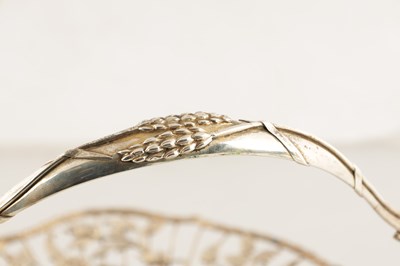 Lot 368 - A GEORGE III SILVER FRUIT BASKET
