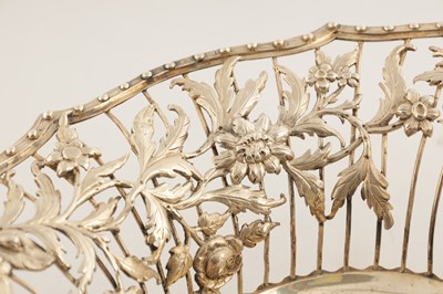 Lot 368 - A GEORGE III SILVER FRUIT BASKET