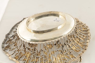Lot 368 - A GEORGE III SILVER FRUIT BASKET