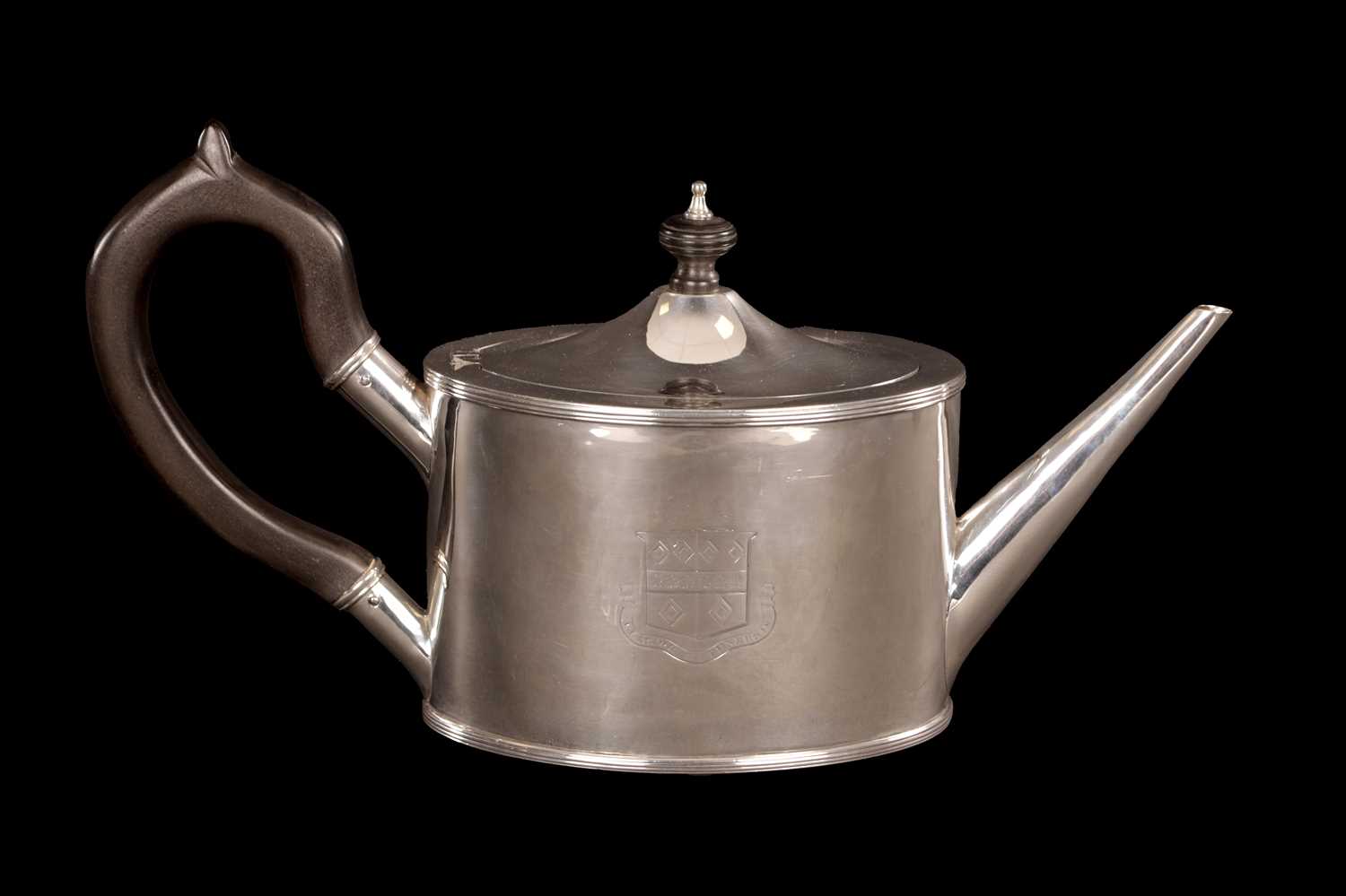 Lot 479 - AN EARLY 19TH CENTURY COLONIAL SILVER OVAL DRUM SHAPED TEAPOT