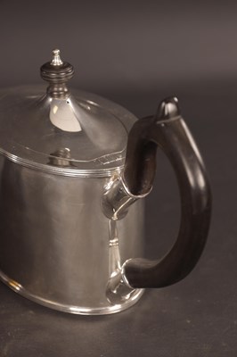 Lot 479 - AN EARLY 19TH CENTURY COLONIAL SILVER OVAL DRUM SHAPED TEAPOT