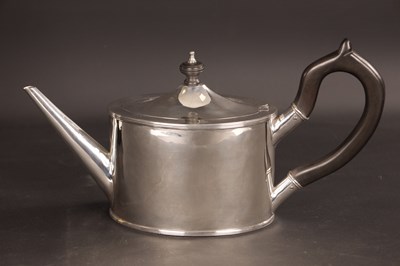Lot 479 - AN EARLY 19TH CENTURY COLONIAL SILVER OVAL DRUM SHAPED TEAPOT