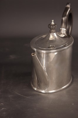 Lot 479 - AN EARLY 19TH CENTURY COLONIAL SILVER OVAL DRUM SHAPED TEAPOT