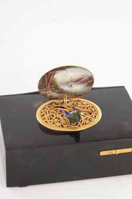 Lot 857 - A MID 19TH CENTURY SWISS TORTOISESHELL SINGING MUSICAL BIRD BOX