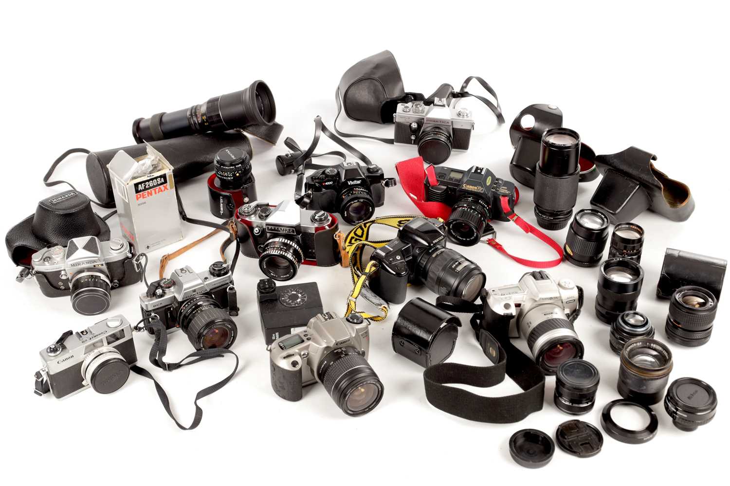 Lot 960 - A COLLECTION OF MODERN CAMERAS, LENSES & ACCESSORIES
