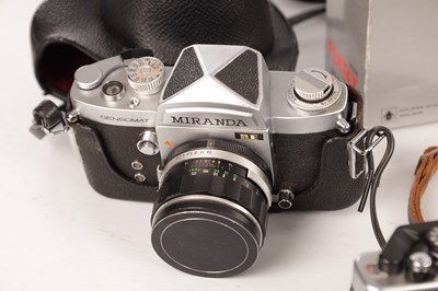 Lot 960 - A COLLECTION OF MODERN CAMERAS, LENSES & ACCESSORIES