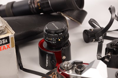Lot 960 - A COLLECTION OF MODERN CAMERAS, LENSES & ACCESSORIES