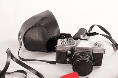 Lot 960 - A COLLECTION OF MODERN CAMERAS, LENSES & ACCESSORIES