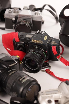 Lot 960 - A COLLECTION OF MODERN CAMERAS, LENSES & ACCESSORIES