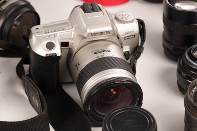 Lot 960 - A COLLECTION OF MODERN CAMERAS, LENSES & ACCESSORIES
