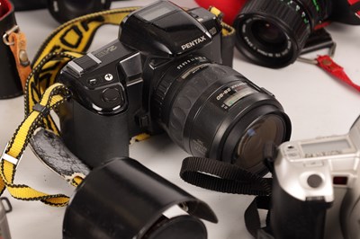 Lot 960 - A COLLECTION OF MODERN CAMERAS, LENSES & ACCESSORIES
