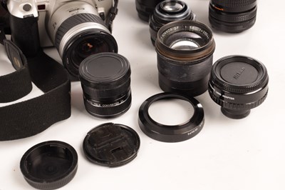 Lot 960 - A COLLECTION OF MODERN CAMERAS, LENSES & ACCESSORIES