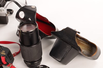 Lot 960 - A COLLECTION OF MODERN CAMERAS, LENSES & ACCESSORIES
