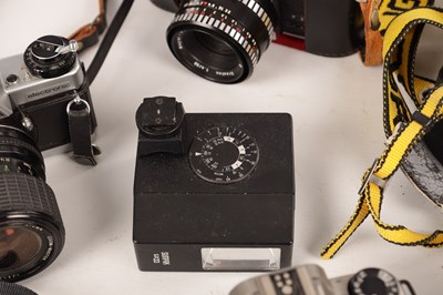 Lot 960 - A COLLECTION OF MODERN CAMERAS, LENSES & ACCESSORIES