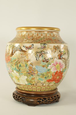Lot 305 - A FINE JAPANESE MEIJI PERIOD SATSUMA VASE