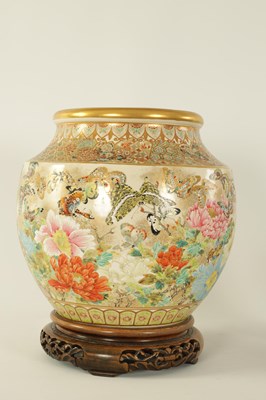Lot 305 - A FINE JAPANESE MEIJI PERIOD SATSUMA VASE