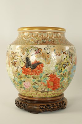 Lot 305 - A FINE JAPANESE MEIJI PERIOD SATSUMA VASE