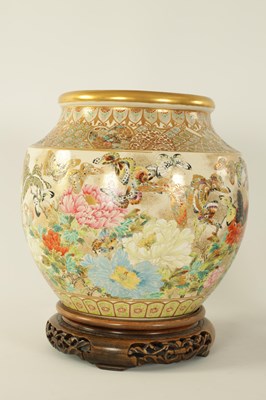 Lot 305 - A FINE JAPANESE MEIJI PERIOD SATSUMA VASE