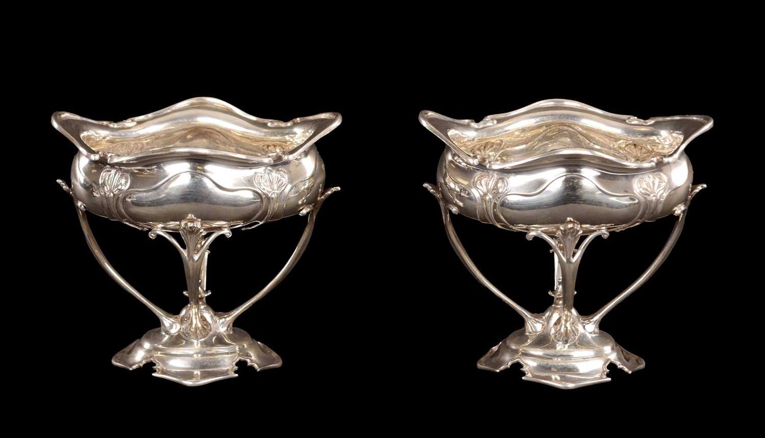 Lot 359 - A FINE PAIR OF ART NOUVEAU SILVER BON BON DISHES