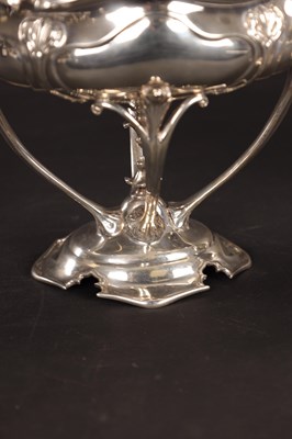 Lot 359 - A FINE PAIR OF ART NOUVEAU SILVER BON BON DISHES