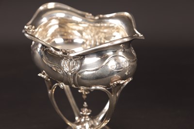 Lot 359 - A FINE PAIR OF ART NOUVEAU SILVER BON BON DISHES
