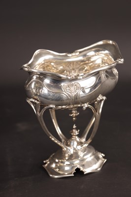 Lot 359 - A FINE PAIR OF ART NOUVEAU SILVER BON BON DISHES
