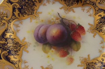 Lot 77 - A SET OF 3 FINE ROYAL WORCESTER FRUIT CABINET PLATES BY A SHUCK AND F.PHILLIPS
