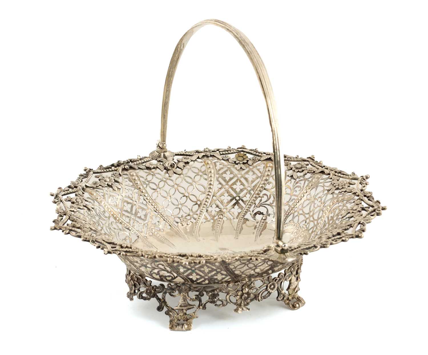 Lot 400 - A GEORGE III PIERCED SILVER FRUIT BASKET