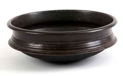 Lot 135 - AN EARLY INDIAN BRONZE SHALLOW BOWL of flared...