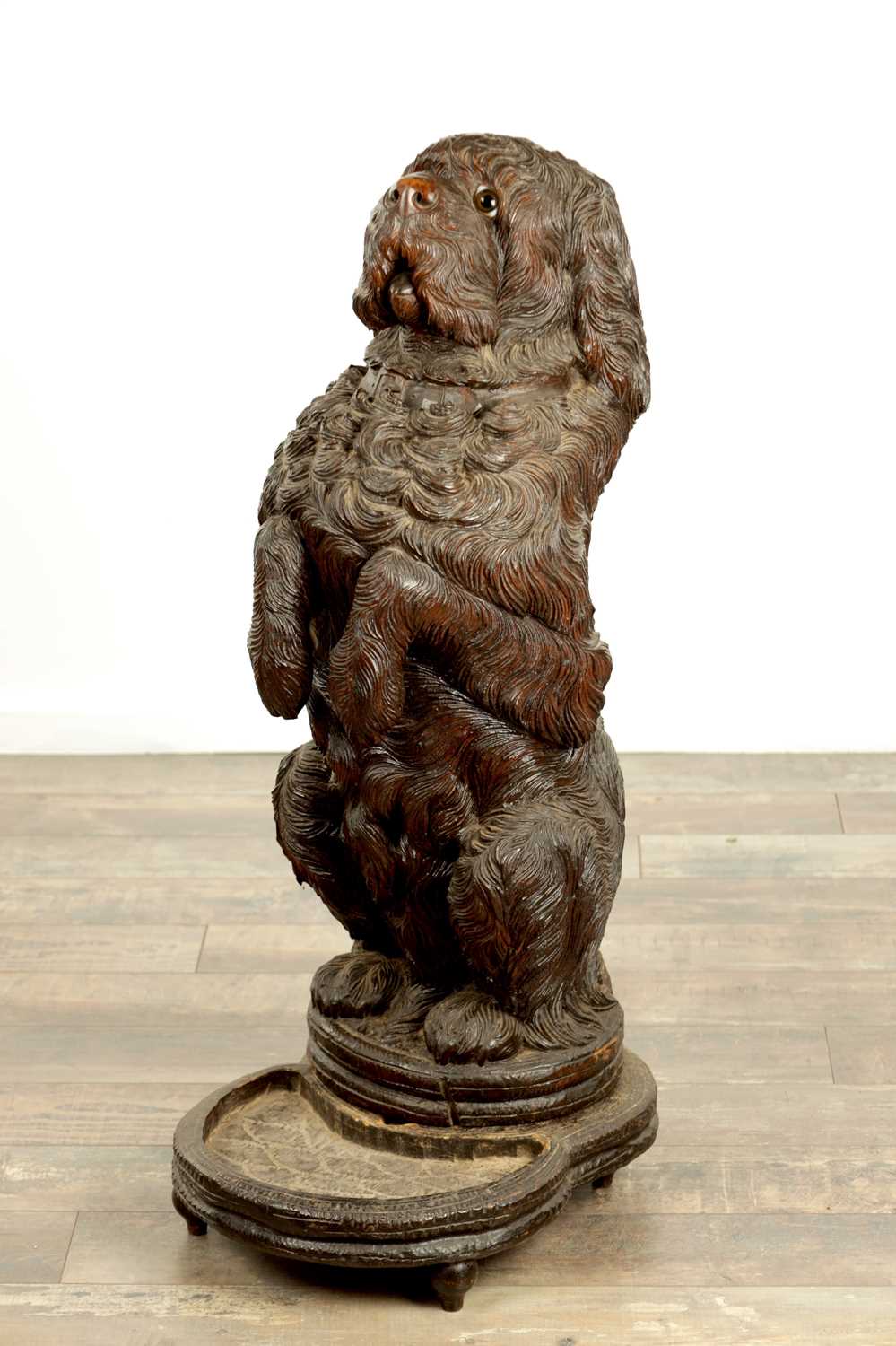 Lot 1141 - A RARE 19TH CENTURY BLACK FOREST CARVED LINDEN WOOD STICK STAND MODELLED AS A BEGGING DOG
