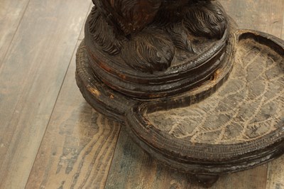 Lot 1141 - A RARE 19TH CENTURY BLACK FOREST CARVED LINDEN WOOD STICK STAND MODELLED AS A BEGGING DOG