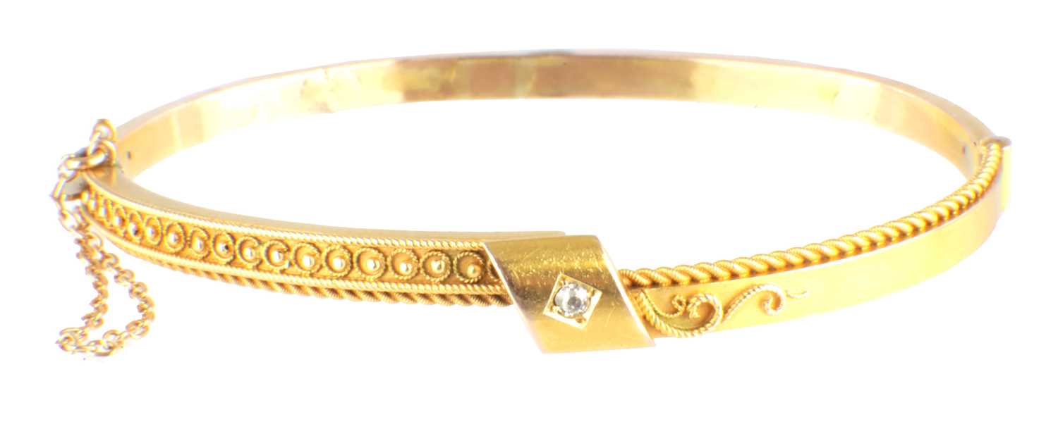 Lot 572 - AN UNHALLMARKED 15CT YELLOW GOLD BANGLE