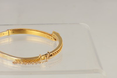 Lot 572 - AN UNHALLMARKED 15CT YELLOW GOLD BANGLE