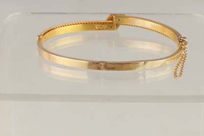 Lot 572 - AN UNHALLMARKED 15CT YELLOW GOLD BANGLE