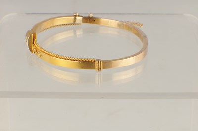 Lot 572 - AN UNHALLMARKED 15CT YELLOW GOLD BANGLE