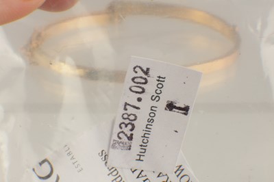 Lot 572 - AN UNHALLMARKED 15CT YELLOW GOLD BANGLE