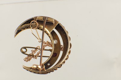 Lot 559 - AN UNHALLMARKED YELLOW GOLD CRESCENT SHAPED BROOCH