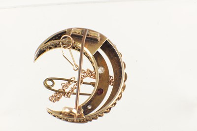 Lot 559 - AN UNHALLMARKED YELLOW GOLD CRESCENT SHAPED BROOCH