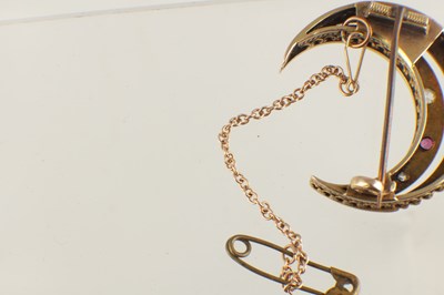 Lot 559 - AN UNHALLMARKED YELLOW GOLD CRESCENT SHAPED BROOCH