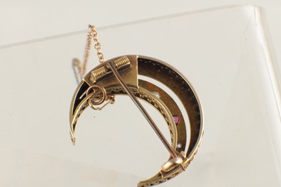 Lot 559 - AN UNHALLMARKED YELLOW GOLD CRESCENT SHAPED BROOCH