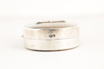 Lot 325 - A LARGE EDWARD VII SILVER AND HARD STONE OVAL SNUFF BOX